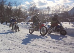 雪中バイクレース